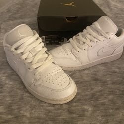 Air Jordan 1 Low (GS) $40