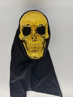 Gold skull mask with a realistic, spooky design to elevate your Halloween look.