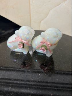 Two Fenton opalescent pigs