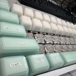 Novel keys NK65 W/ EG Acqua kings & Keycaps