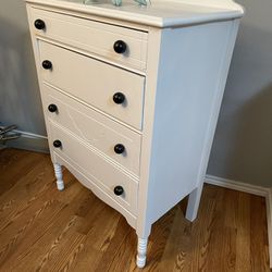 Dresser With 4-Drawers 