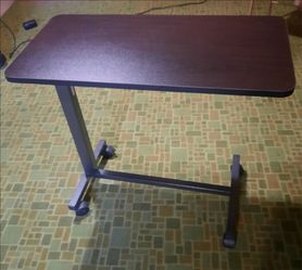 Adjustable bed tray table