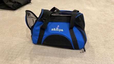Soft side pet travel carrier
