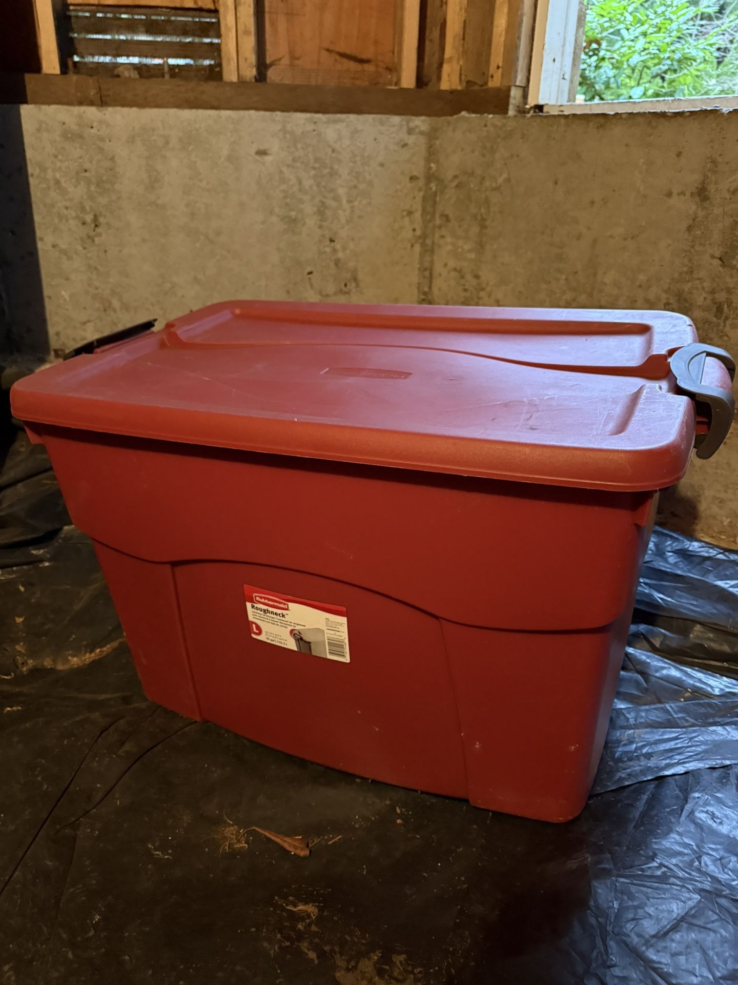 Rubbermaid Roughneck Storage Tote Latching Lid Bin Large 18 Gal Heavy Duty Red