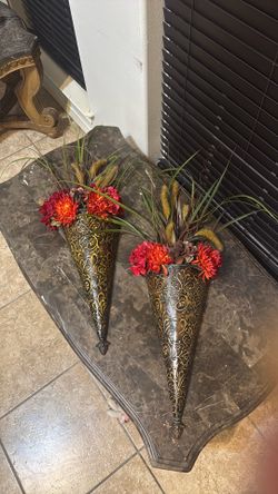 Conos con flores de adorno