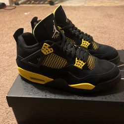 Jordan 4s Thunder