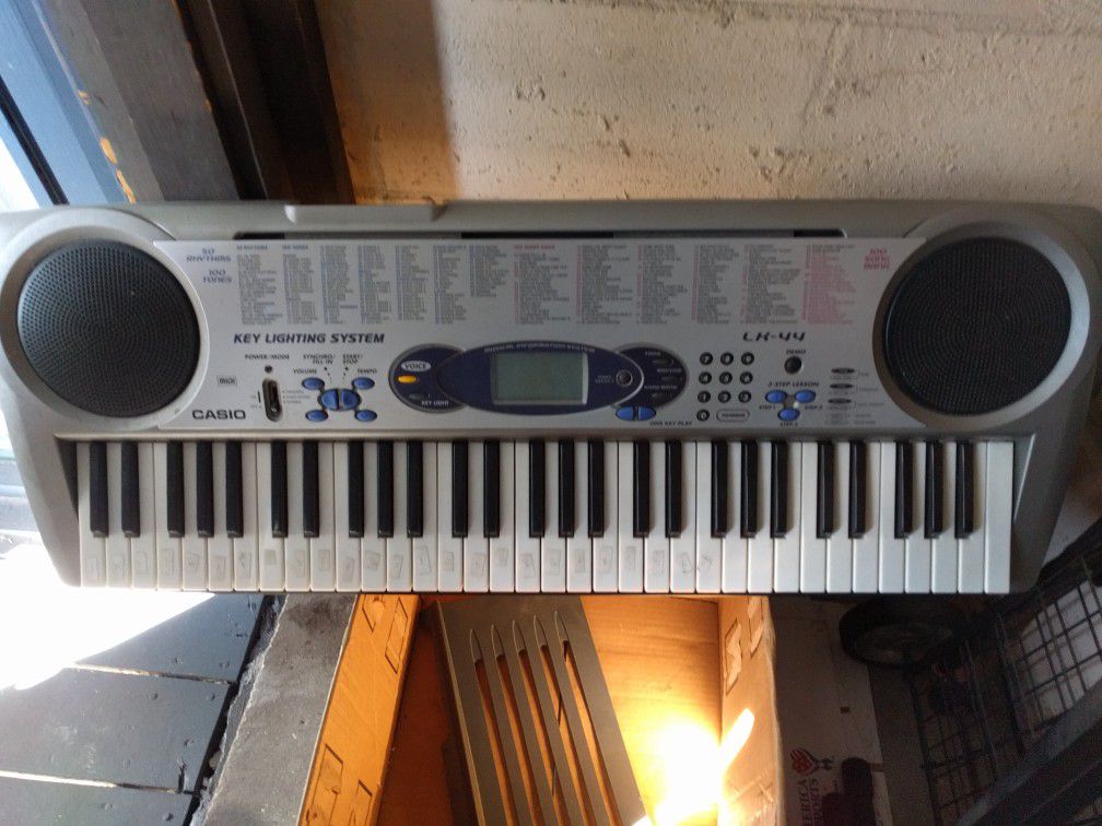 Casio keyboard with numerous different sounds and music w/ stand