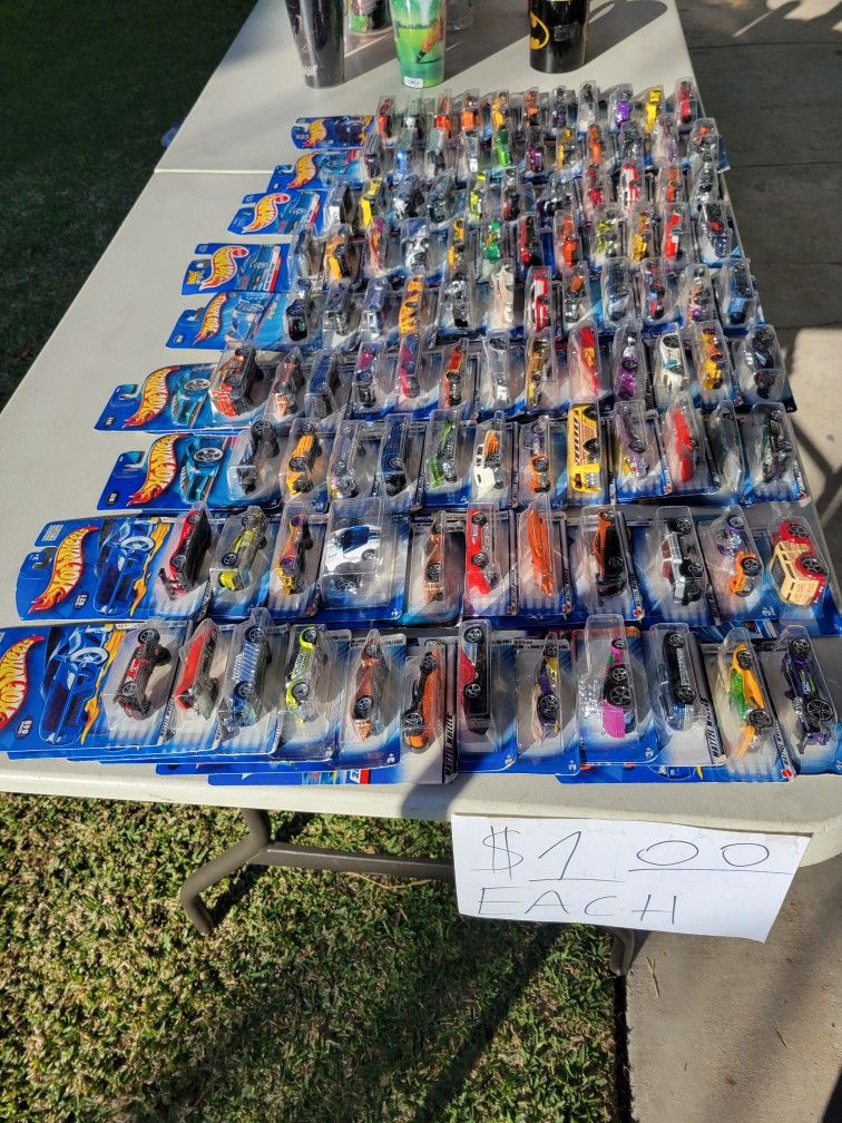 $1 HOT WHEELS  COLLECTIBLES LOT SALE 