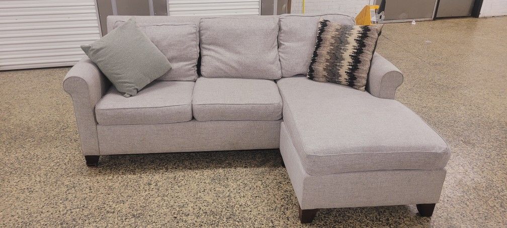 Sectional Sofa (I CAN DELIVER)