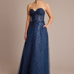 New Beautiful Formal Dress Size 4 