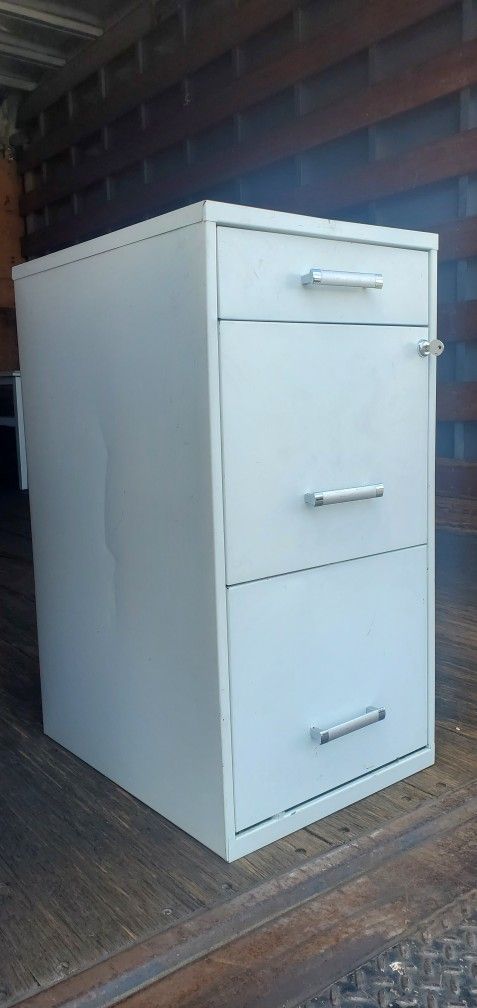 FILE. CABINET. Whit Key
