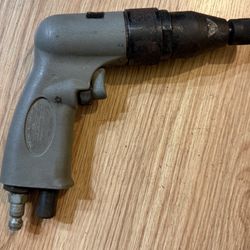 Sioux Tools 2P2603AQ Pneumatic Rivet Gun.  • 3000 blows per minute • Industrial aviation-grade quality • Made in USA • Quick-connect air fitting insta