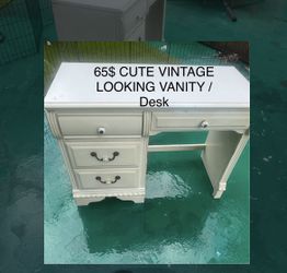 CUTE VANITY FLAW AS SEEN IN PICTURE ( FULLY FUNCTIONAL )   50$ OBO pick up downtown LA Little Tokyo