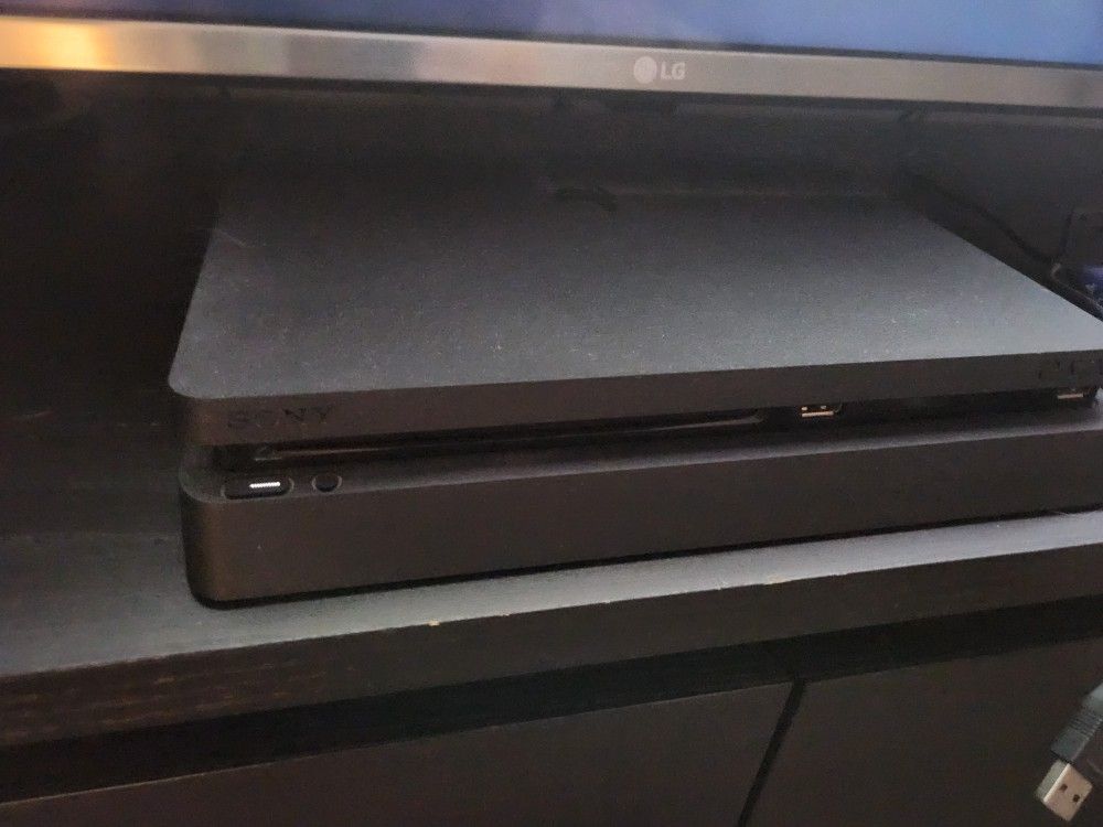 Sony Ps4 1 Tb. 2 Controllers. 2 Games