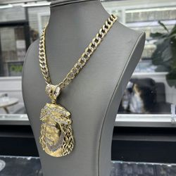 Cuban Chain With Jesús Pendant