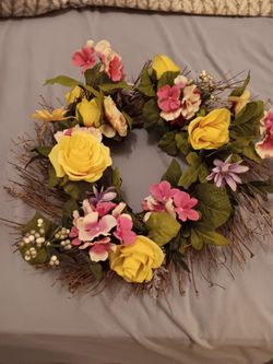 Pretty wispy floral wreath