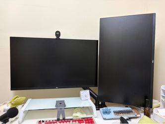 LG QHD 32 inch monitors and monitor arm set