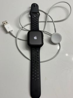 44mm ,Space Gray, Series 6 Apple Watch. With charging cable and 14 tempered glass screen protectors- Excellent condition