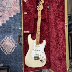 player plus Stratocaster , Maple Fingerboard, Olympic Pearl/With HC