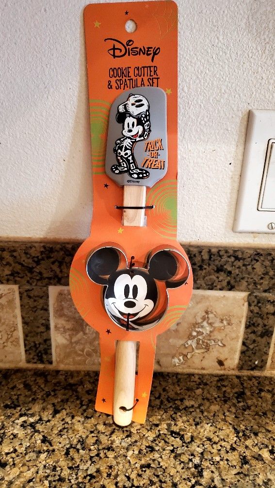 Disney Halloween Spatula & Baking Cups