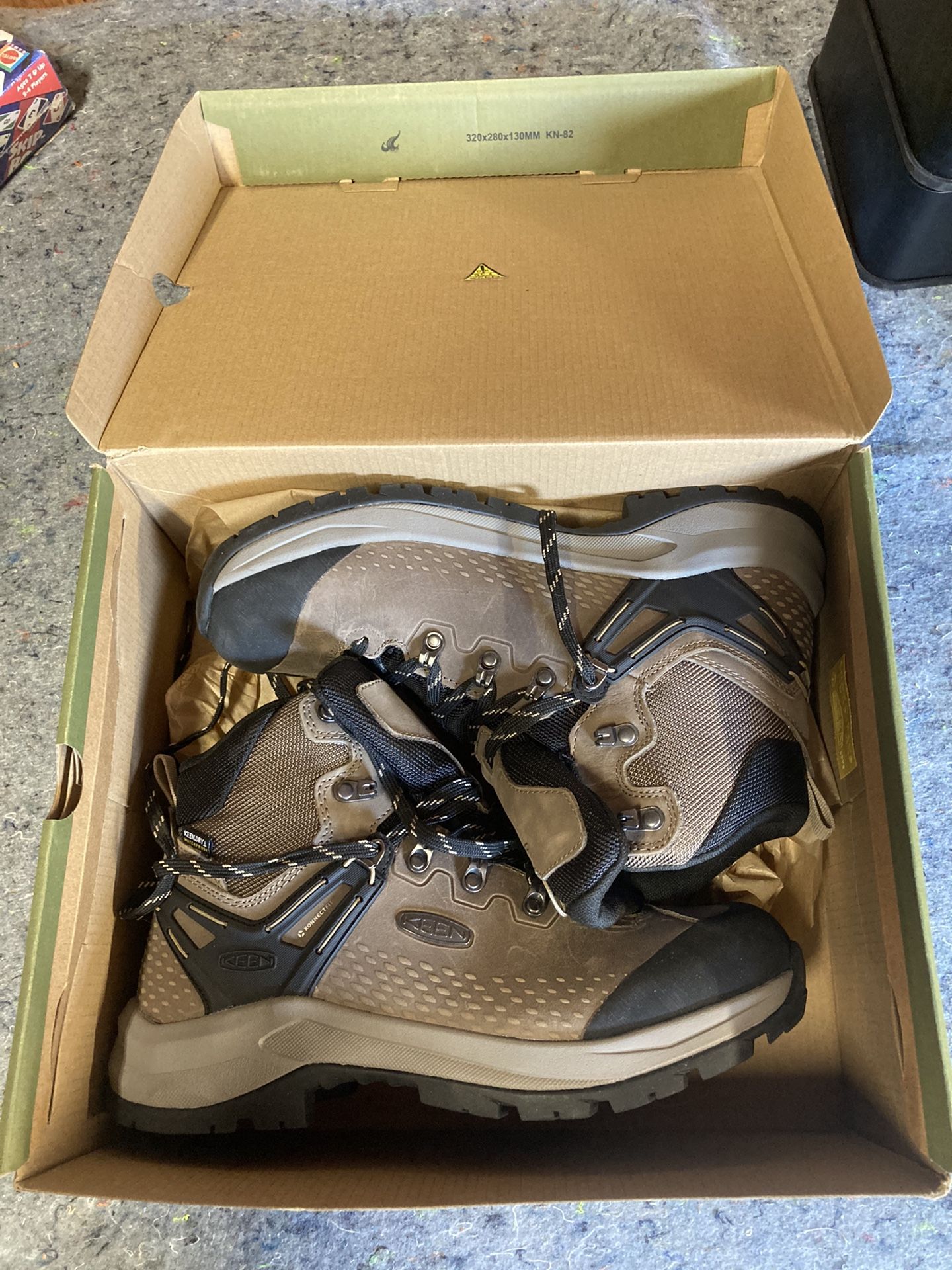 KEEN Womens Size 10 Waterproof Hiking Boots