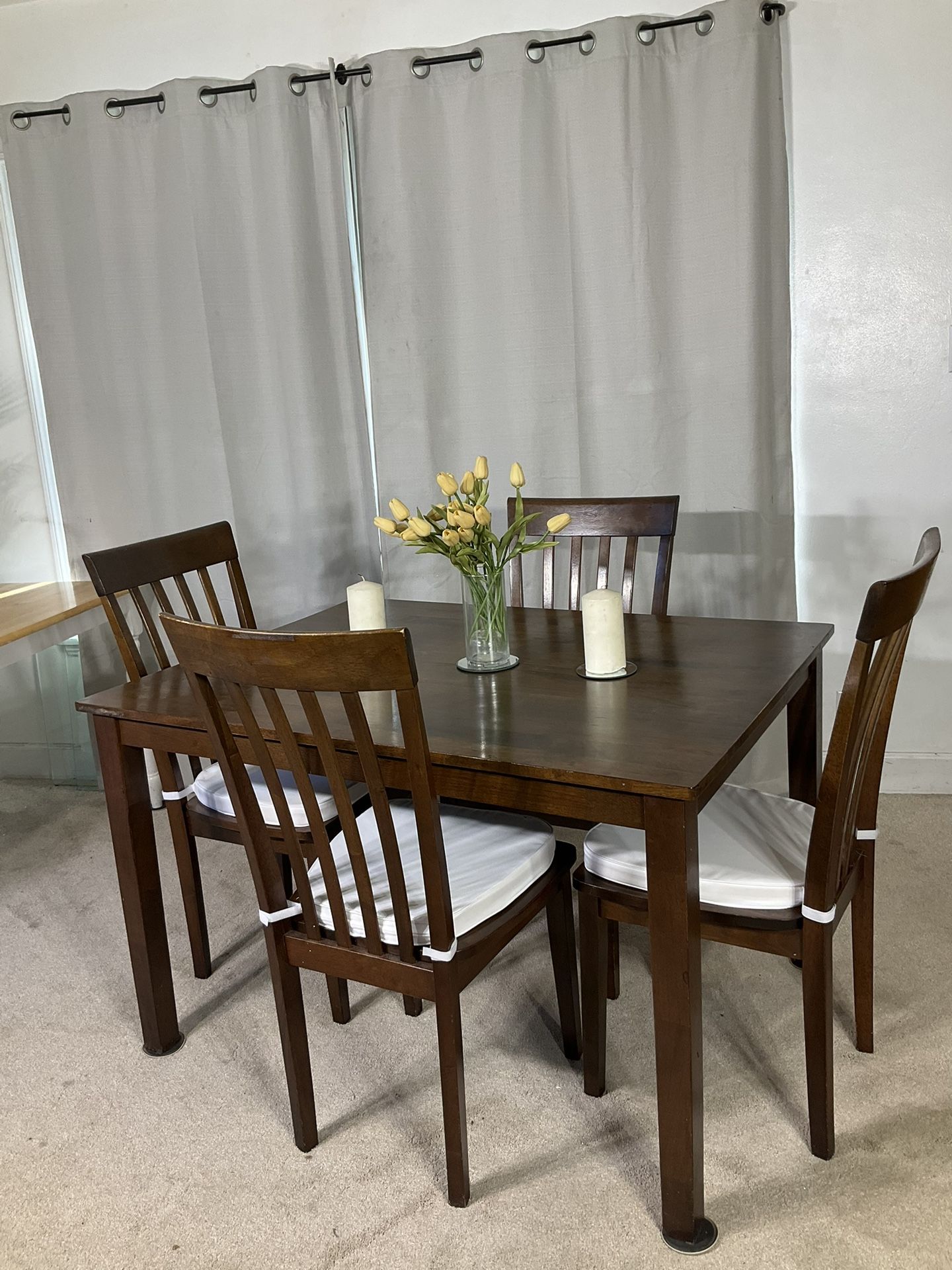 Classic Dining Table & 4 Chairs PERFECT FOR SMALL PLACE! / Mesa Comedor Compacto Y 4 Sillas MADERA SOLIDA