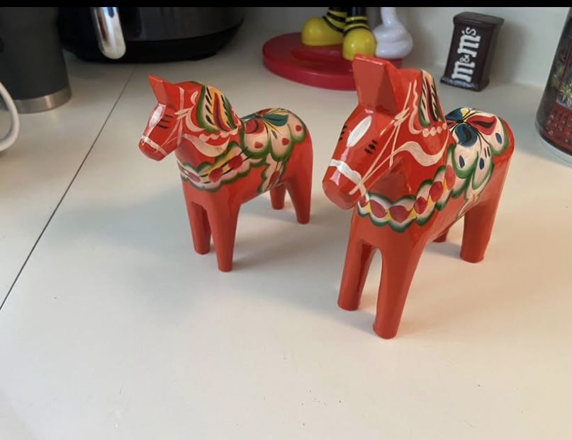 Vtg Dala Horse set of 2 Akta Hemslojd Grannas A Olsson Sweden Red 5 in & 6 in