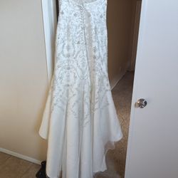Oleg Cassini White bead embroidered wedding dress Size 10 Ivory mermaid style with a sweetheart neckline

Condition is used with a couple small tears 