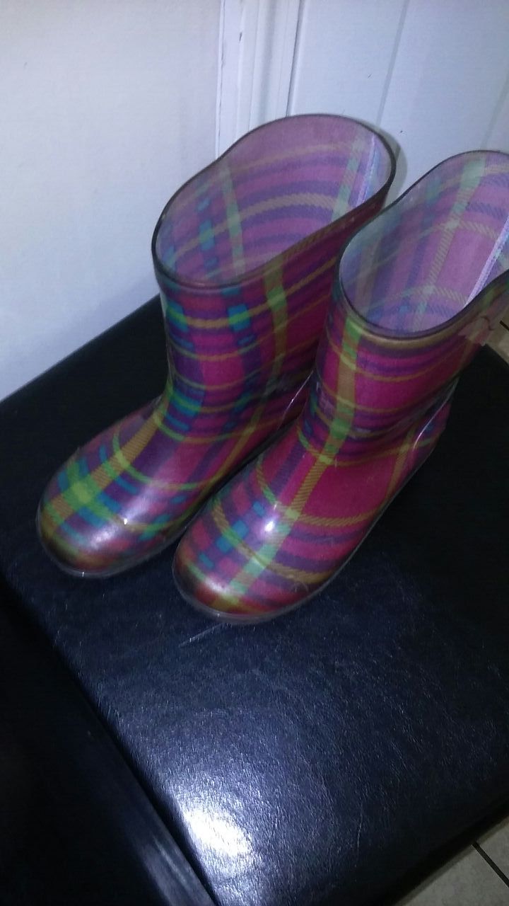 Lil girl's rain boots