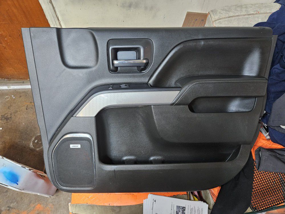 LIKE NEW 14-19 CHEVY SILVERADO OEM DRIVER SIDE LEFT FRONT DOOR TRIM PANEL