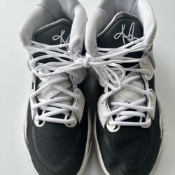 Nike Kyrie Infinity TB Promo Men's 9 Women’s 10.5  Basketball Shoes Black/White
