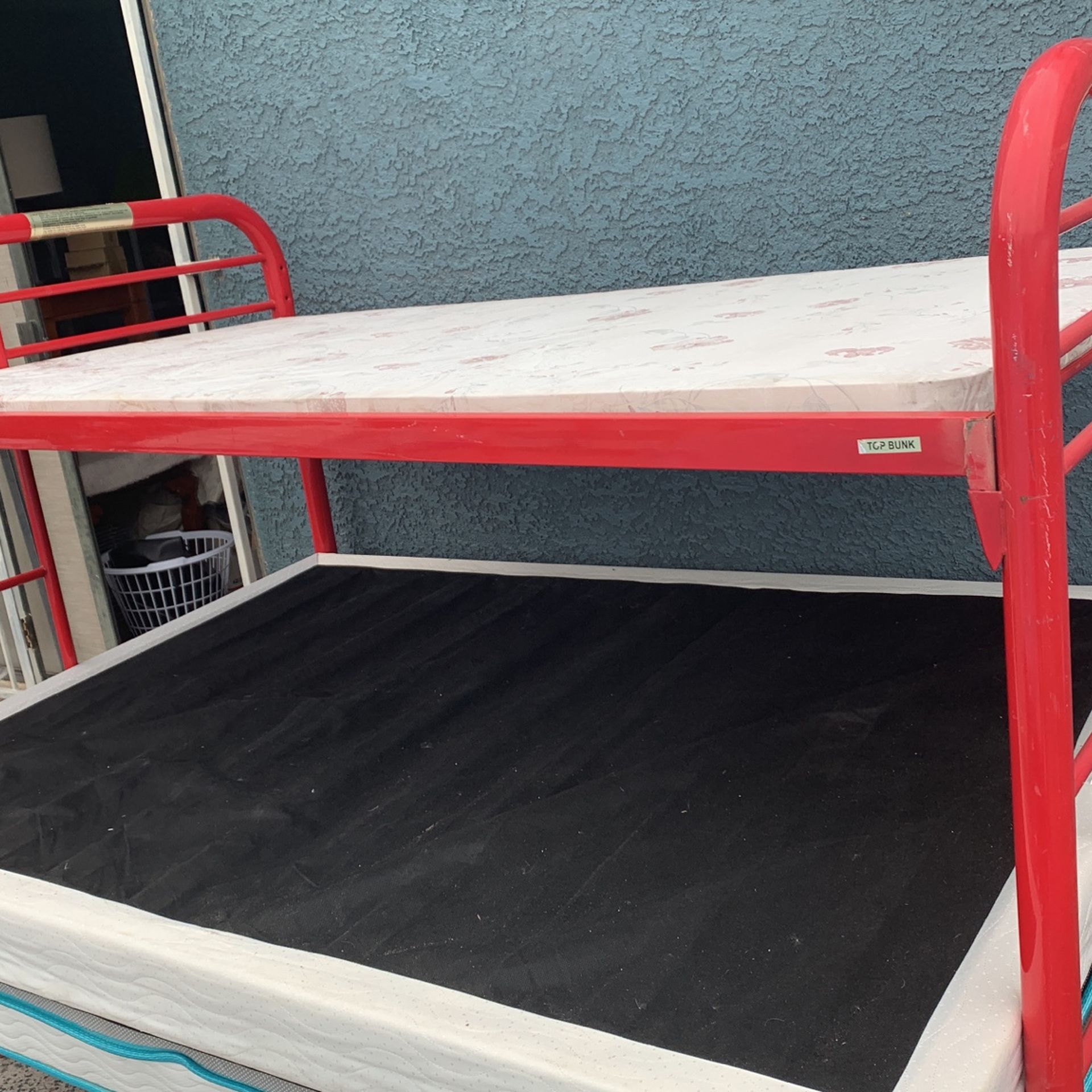 Beautiful twin size bunk bed ( Free Deliver )