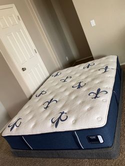 QUEEN STEARNS AND FOSTER MATTRESS AND FREE BOX SPRING