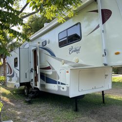 Fifth Wheel 33 FT Triple Slide