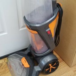 NEW cond BISSEL SWIVEL DEEP CLEANING SHAMPOO  , AMAZING POWER SUCTION  , WORKS EXCELLENT  , IN THE BOX 