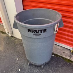 Brute Rubbermaid 32 Gallon Trash Can on Wheels 