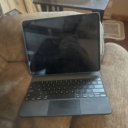 12.9 iPad Pro 128bg With Magic Keyboard Still Have Original Box 