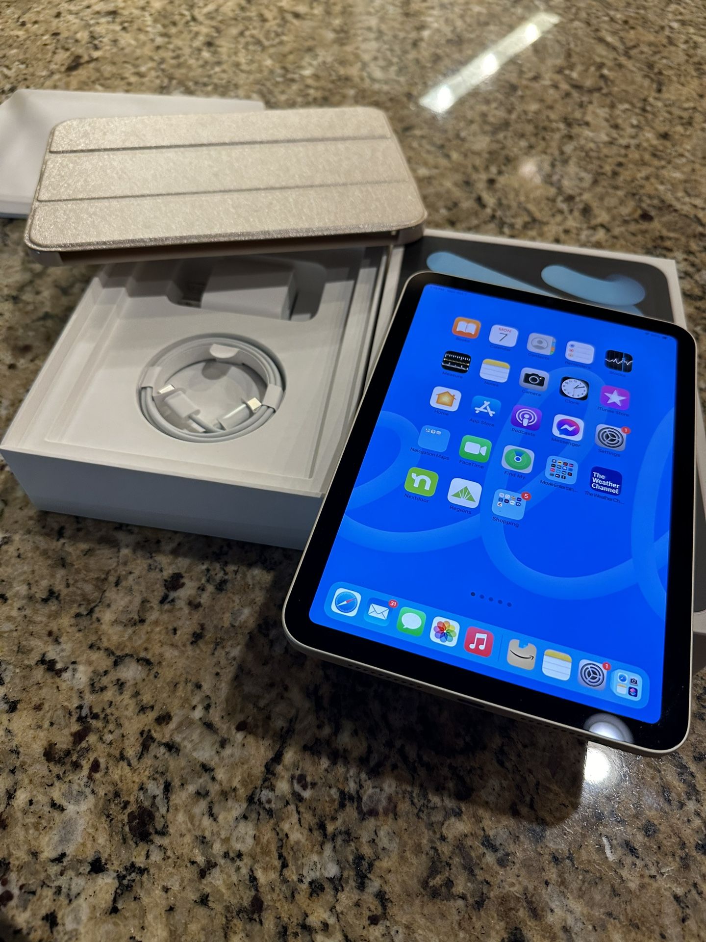 Apple - iPad mini (6th Generation) Wi-Fi - 256GB - WiFi, Starlight w/wall charger, charging cable and starlight case (Barely Used)