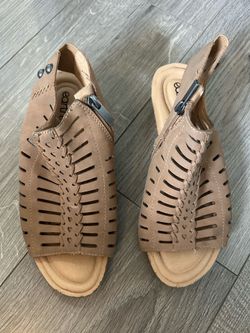 Earth Zip Sandals - Caramel / Light Brown / Size 6.5