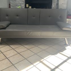 Loveseat/bed