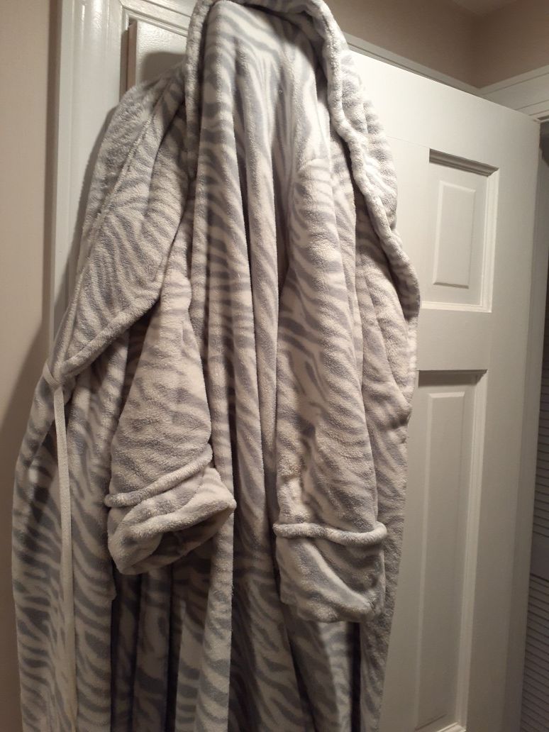 Ladies robe size small Croft and Barrow