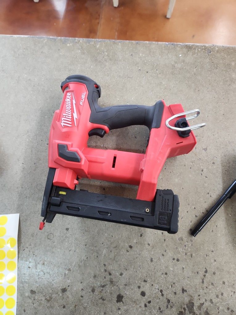 Milwaukee 2849-20 Cordless 18v 18 Gauge 1/4" Narrow Crown Stapler