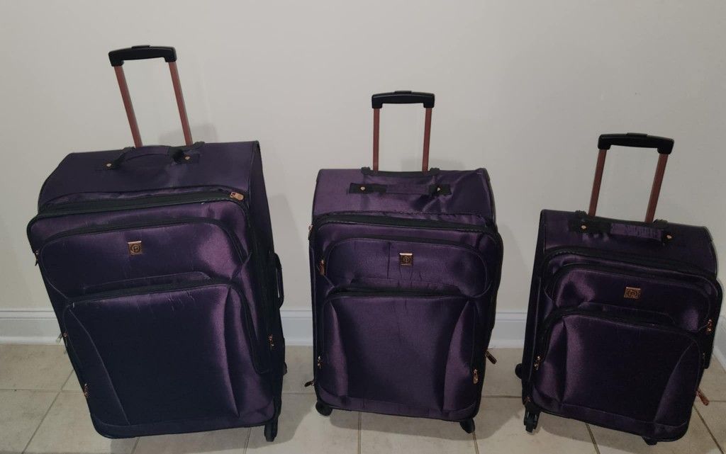 Like new deep purple luggage set