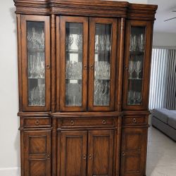 China Cabinet / Hutch