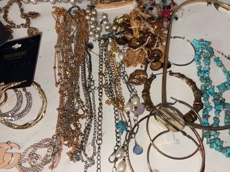 30.00$ lot of random jewelry, some is broken, as is lot
