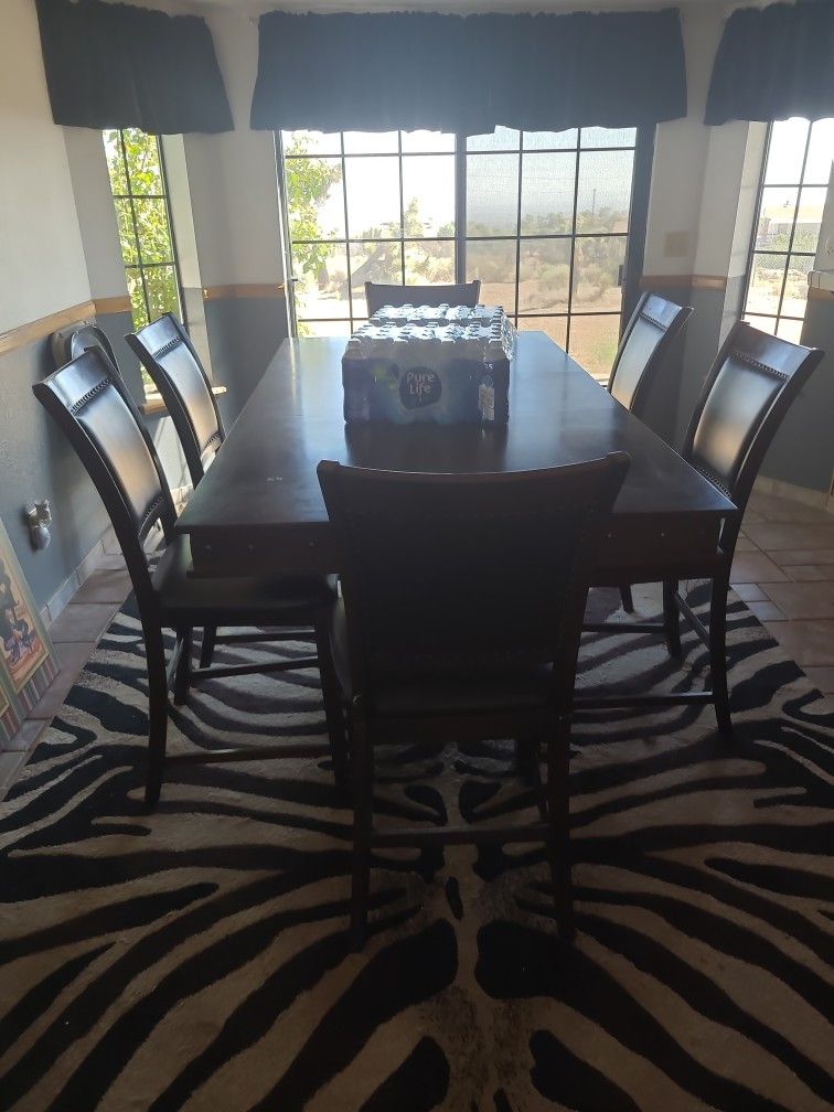 *****TABLE CHAIRS, RUG, GREAT CONDITION