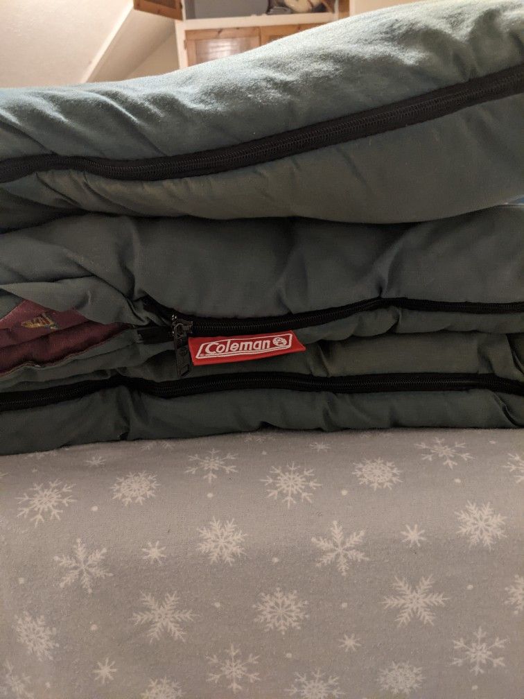Coleman Sleeping Bag 
Never used it outside the house.

Excellent condition.
Pickup only in Mayfield Heights. Thanks.