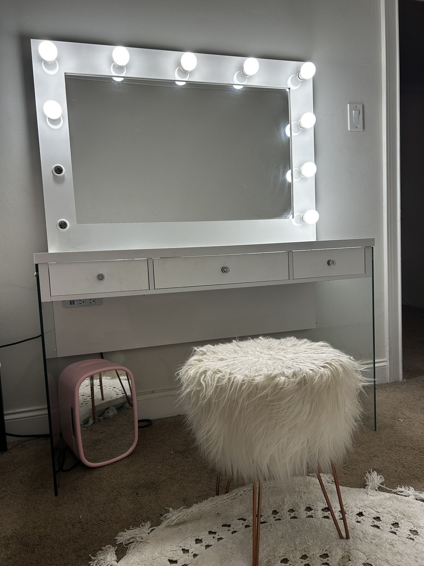 Make Up Vanity With Chair 