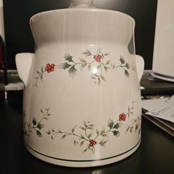 NEW Pfaltzgraff Winterberry Cookie Jar