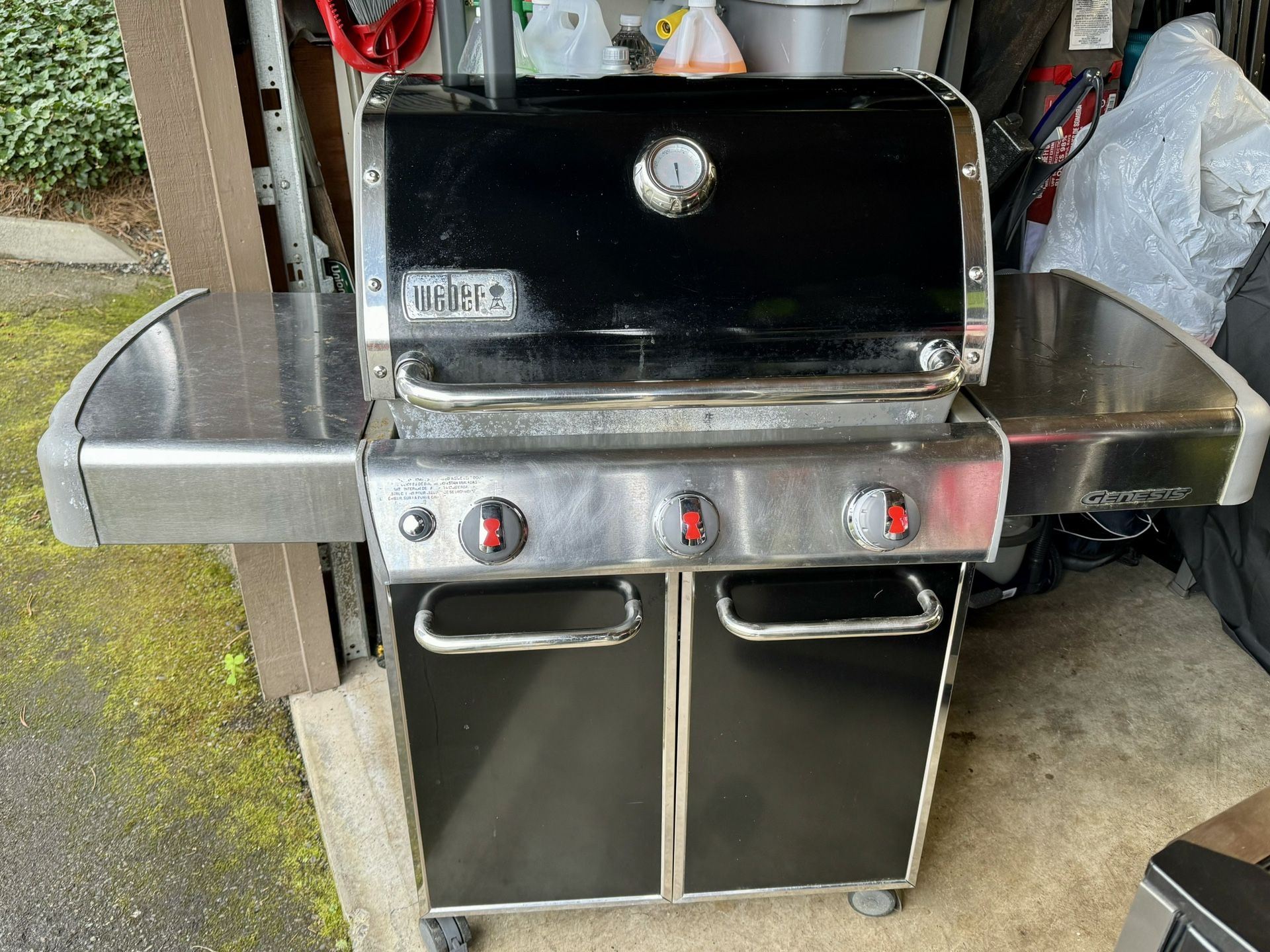 Weber Genesis NATURAL GAS 3 Burner Grill/BBQ - CAN DELIVER 